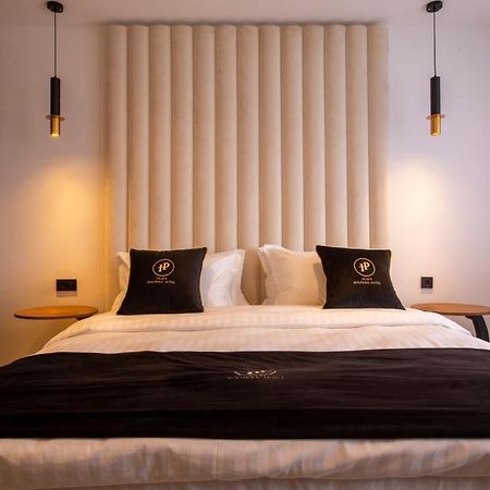 Plaza Boutique Hotel Приштина Экстерьер фото