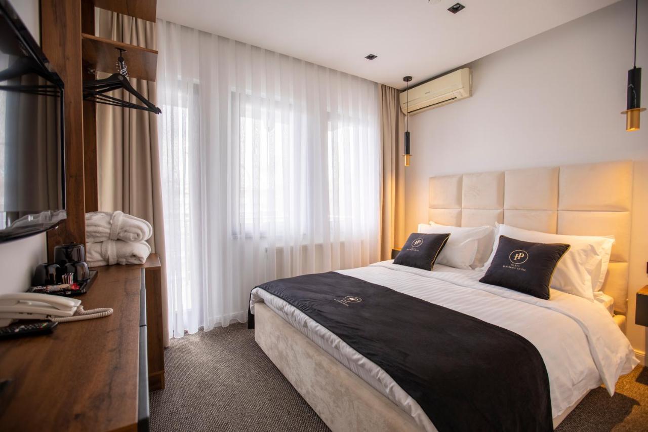 Plaza Boutique Hotel Приштина Экстерьер фото