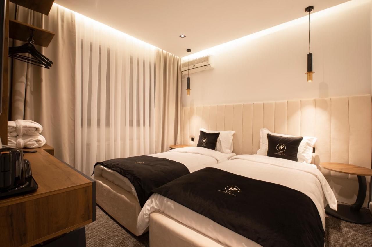 Plaza Boutique Hotel Приштина Экстерьер фото