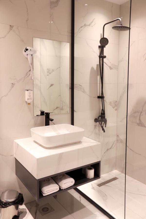 Plaza Boutique Hotel Приштина Экстерьер фото
